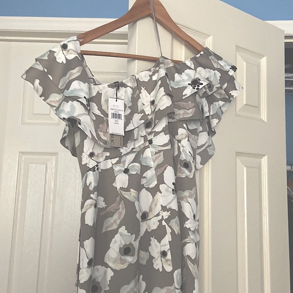 Gray base, flower dress. Banana Republic. Never worn Size 10 Petite - Picture 1 of 4